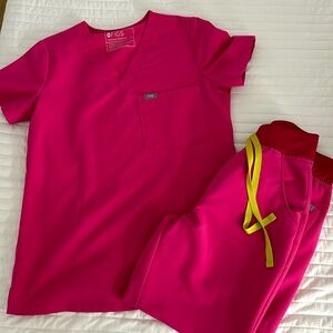 Shocking pink FIGS scrubs XS Catarina Scrub top & XS petite Zamora jogger pants